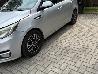 2016 Kia Rio III Рестайлинг, серебристый, 950000 рублей, вид 4