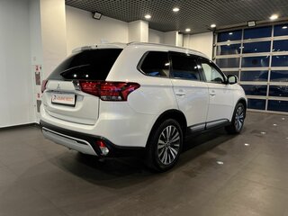2020 Mitsubishi Outlander III Рестайлинг 3, белый, 2460000 рублей, вид 3