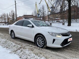 2015 Toyota Camry VII (XV50) Рестайлинг, белый, 1800000 рублей, вид 3