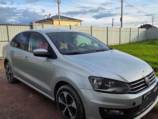 2018 Volkswagen Polo V Рестайлинг, серебристый, 950000 рублей, вид 1