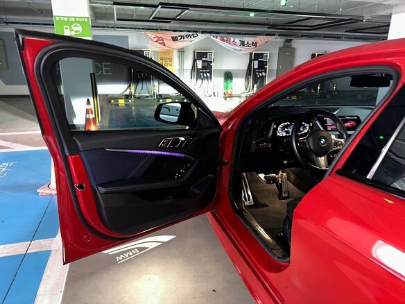 2020 BMW 1 серии 118d III (F40), пурпурный, 1699100 рублей - вид 4