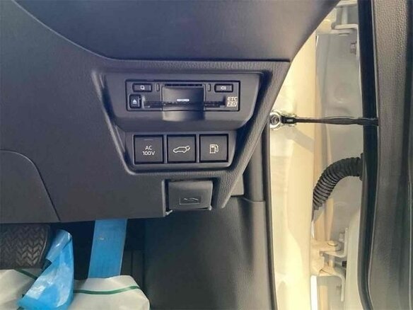 2023 Toyota Prius V (XW60), белый, 3100000 рублей - вид 9