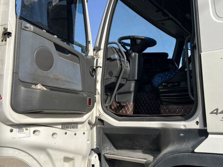 2007 Volvo FH, белый, 3000000 рублей, вид 2