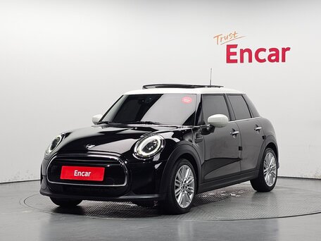 2022 Mini Hatch Cooper III (F55/F56) Рестайлинг 2, чёрный, 1795000 рублей, вид 1