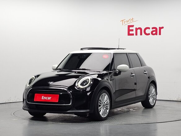 2022 Mini Hatch Cooper III (F55/F56) Рестайлинг 2, чёрный, 1795000 рублей