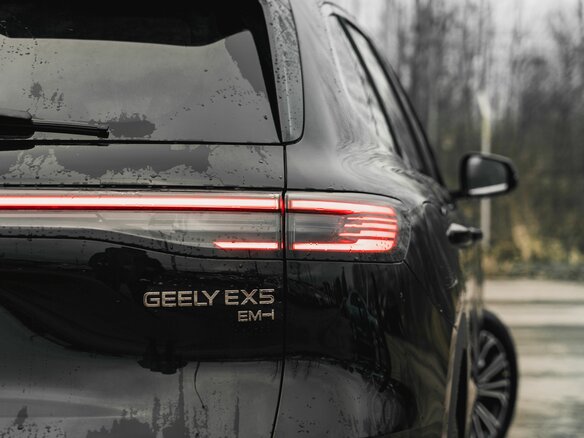 2026 Geely EX5 Гибрид EM-i, чёрный, 3935290 рублей - вид 9