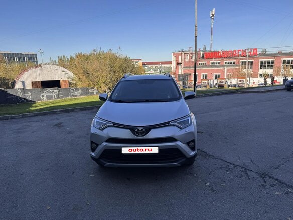 2017 Toyota RAV4 IV (XA40) Рестайлинг, серебристый, 2500000 рублей - вид 1