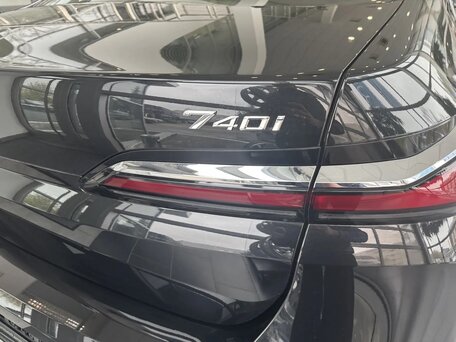 2025 BMW 7 серии 740i xDrive VII (G70), чёрный, 13200000 рублей, вид 4