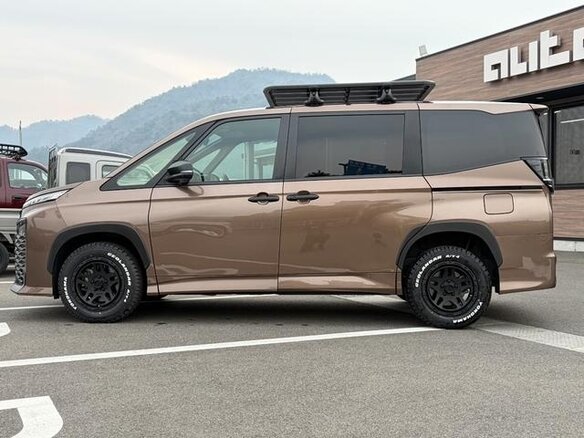 2023 Toyota Voxy IV (R90), коричневый, 4100000 рублей - вид 8