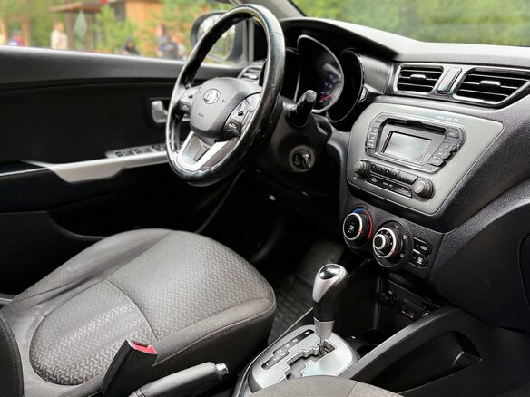 2013 Kia Rio 4-speed III, чёрный, 620000 рублей - вид 7