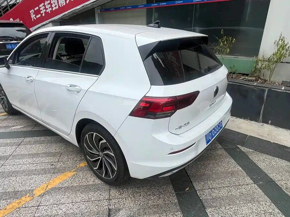 2022 Volkswagen Golf VIII, белый, 1599111 рублей - вид 3