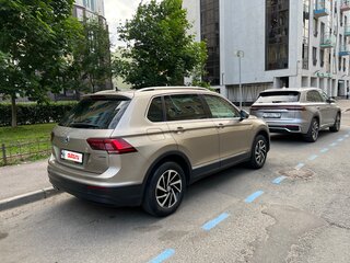 2018 Volkswagen Tiguan II, золотистый, 2500000 рублей, вид 5