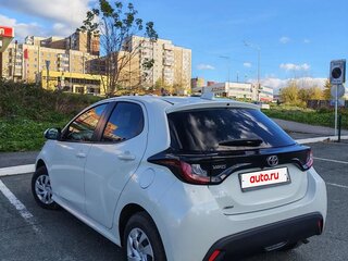 2021 Toyota Yaris IV, белый, 1265000 рублей, вид 3