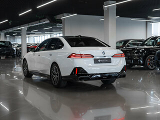 2025 BMW 5 серии 520i VIII (G60/G61/G68), белый, 6750000 рублей, вид 4