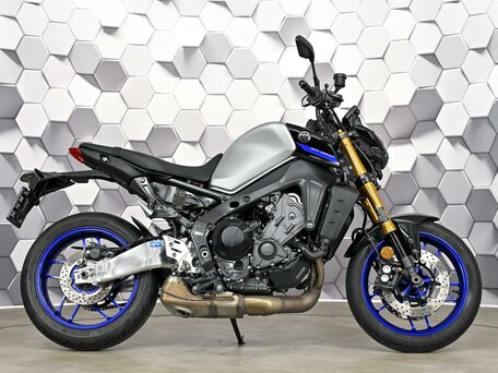 2023 Yamaha MT-09 (FZ-09), серебристый, 1199000 рублей, вид 3