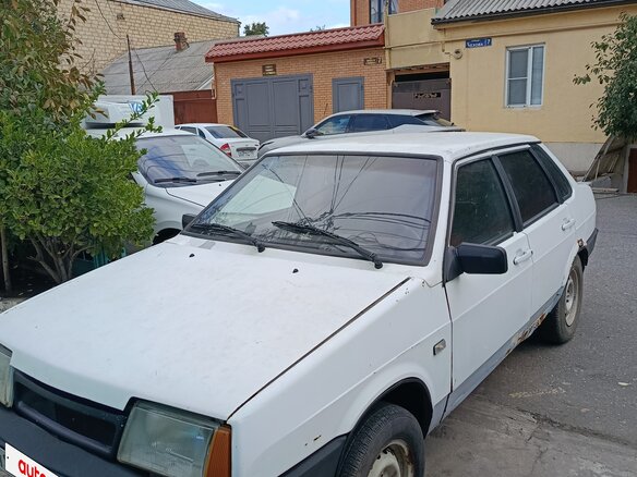 1999 Lada (ВАЗ) 21099, белый, 42000 рублей