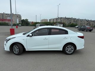 2021 Kia Rio IV Рестайлинг, белый, 1450000 рублей, вид 5