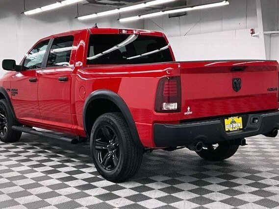 2024 Ram 1500 Crew Cab V, красный - вид 3