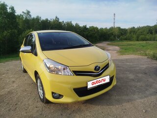 2013 Toyota Vitz III (XP130), жёлтый, 700000 рублей, вид 2