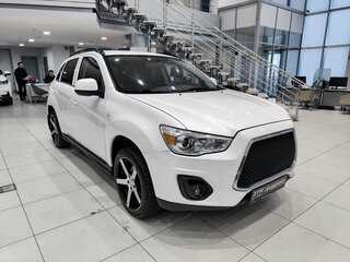 2013 Mitsubishi ASX I Рестайлинг, белый, 850000 рублей, вид 3