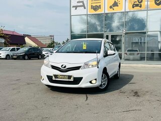 2013 Toyota Vitz III (XP130), белый, 799000 рублей, вид 1