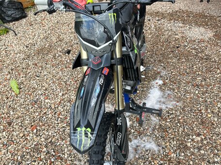 2024 Yamaha YZ450F, чёрный, 680000 рублей, вид 1