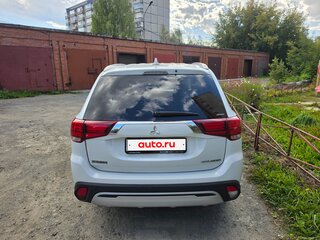 2018 Mitsubishi Outlander III Рестайлинг 3, белый, 2250000 рублей, вид 4