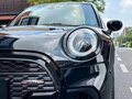 2023 Mini Hatch Cooper III (F55/F56) Рестайлинг 2, чёрный - вид 5