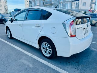 2013 Toyota Prius III Рестайлинг (XW30), белый, 1100000 рублей, вид 3