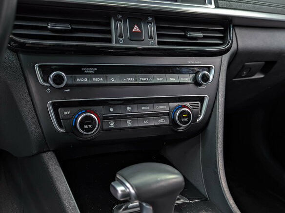 2019 Kia Optima IV Рестайлинг, белый, 1980000 рублей - вид 25