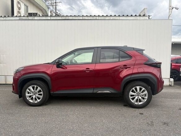 2023 Toyota Yaris IV, красный, 1540016 рублей