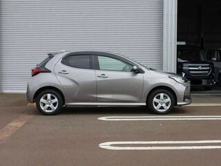 2022 Toyota Yaris IV, серебристый, 1099000 рублей, вид 5
