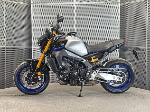 2023 Yamaha MT-09 (FZ-09), серебристый, 1149000 рублей - вид 4