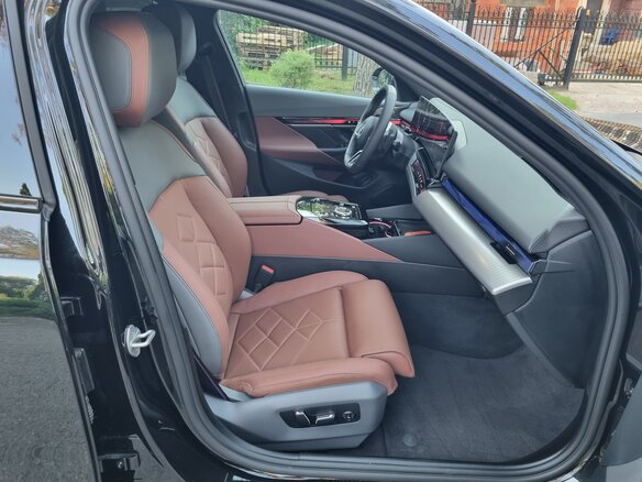 2025 BMW 5 серии 530i xDrive VIII (G60/G61/G68), чёрный, 8800000 рублей - вид 37