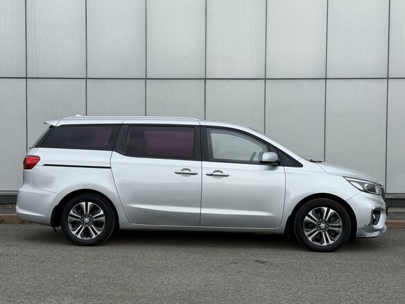 2018 Kia Carnival III, серый, 2150000 рублей - вид 3