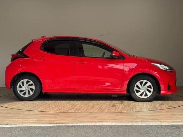 2022 Toyota Yaris IV, красный, 1014000 рублей - вид 4