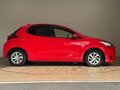 2022 Toyota Yaris IV, красный, 1014000 рублей - вид 4