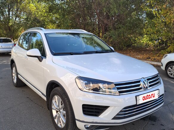 2015 Volkswagen Touareg II Рестайлинг, белый - вид 2