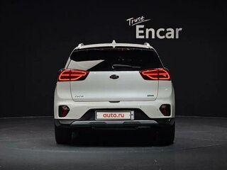 2021 Kia Niro I Рестайлинг, белый, 1600000 рублей, вид 4