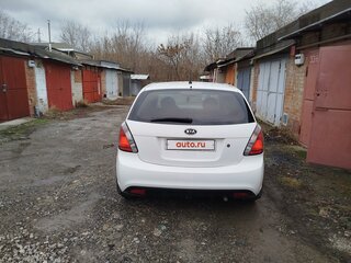 2011 Kia Rio II Рестайлинг, белый, 650000 рублей, вид 4