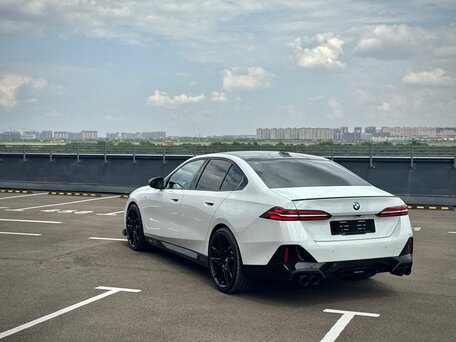 2025 BMW 5 серии 520i VIII (G60/G61/G68), белый, 7100000 рублей, вид 5