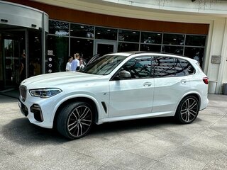2019 BMW X5 M50d IV (G05/G18), белый, 6700000 рублей, вид 4