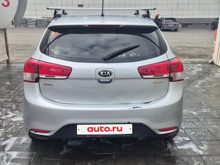 2016 Kia Rio III Рестайлинг, серебристый, 650000 рублей, вид 3