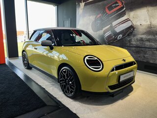 2025 Mini Hatch Cooper Electric SE IV (F65/F66/J01), жёлтый, 5590000 рублей, вид 3