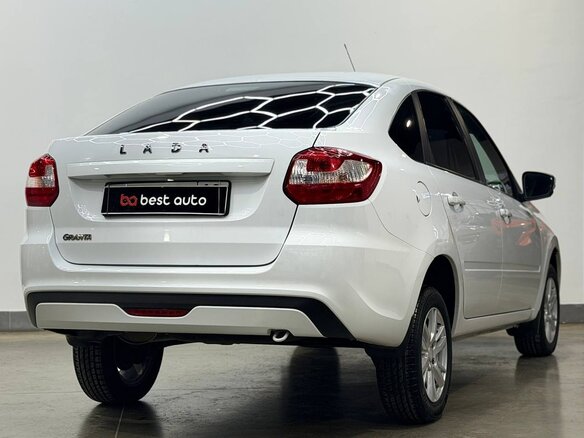 2023 Lada (ВАЗ) Granta I Рестайлинг, белый, 700000 рублей - вид 3