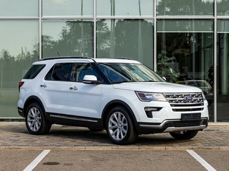 2018 Ford Explorer V Рестайлинг, белый, 2335000 рублей, вид 3