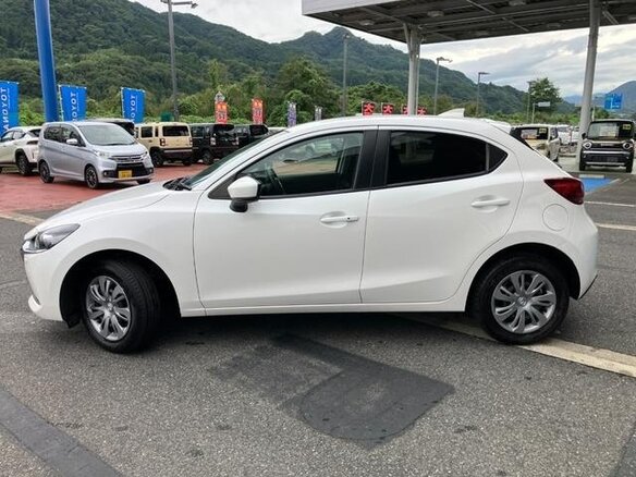 2022 Mazda 2 III (DJ) Рестайлинг, белый, 890700 рублей - вид 7