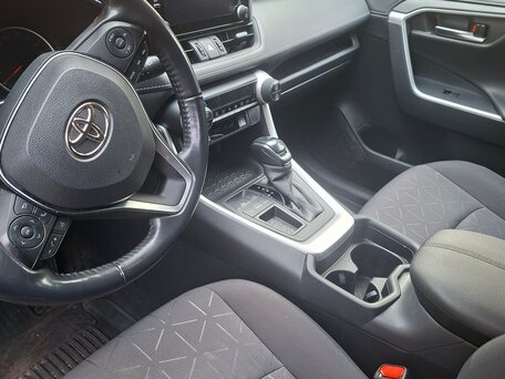 2021 Toyota RAV4 V (XA50), чёрный, 2850000 рублей, вид 4