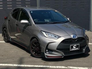 2023 Toyota Yaris IV, серебристый, 1180000 рублей, вид 1