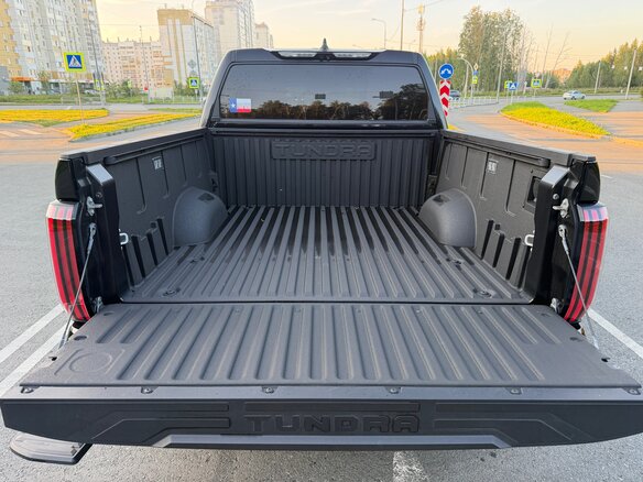 2024 Toyota Tundra CrewMax III, чёрный, 8250000 рублей - вид 8